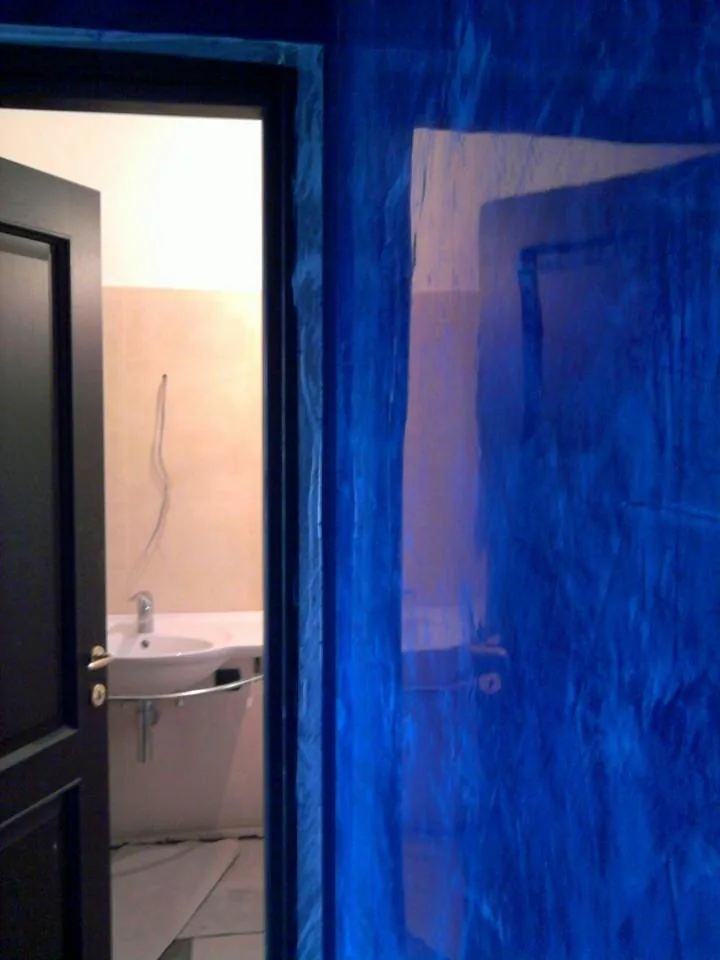 Bagno ristrutturato con doccia e rivestimenti a Roma