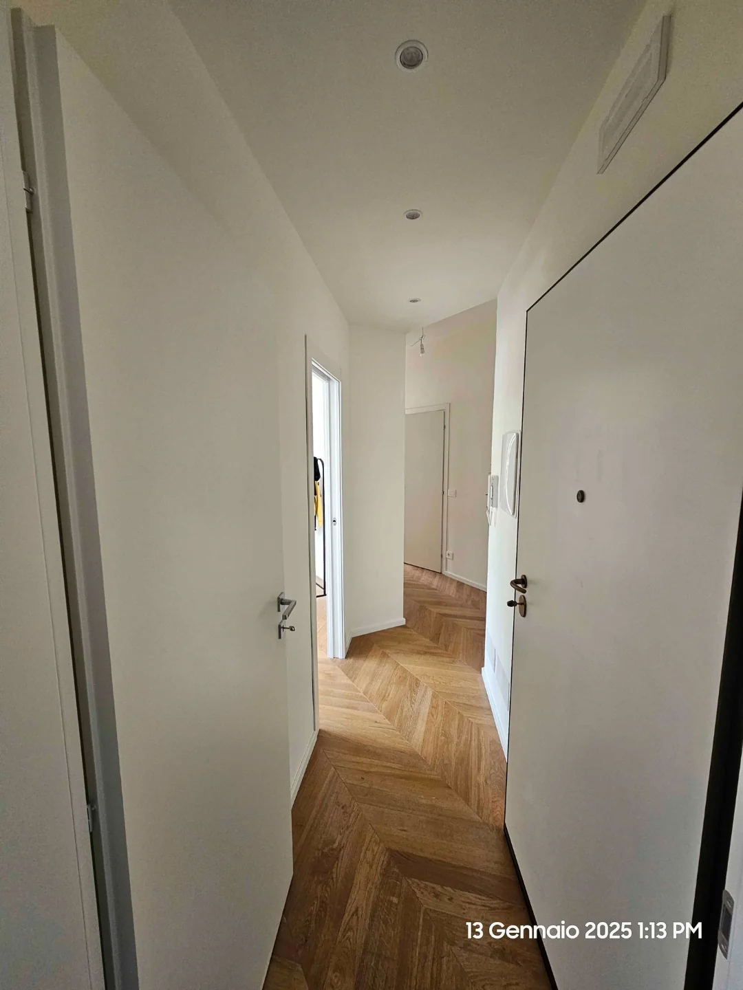 Disimpegno ristrutturato con parquet a Roma