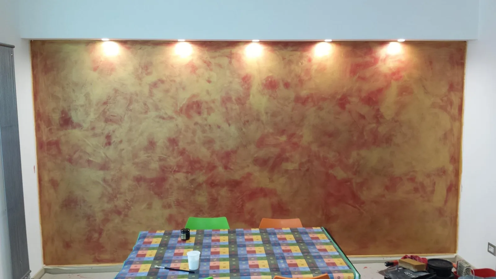 Interno ristrutturato a Roma con parete decorativa e finiture curate
