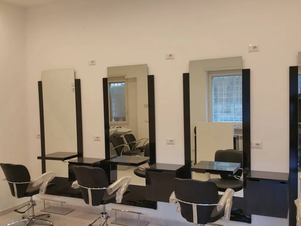 Locale ristrutturato a Roma con pareti e finiture chiare