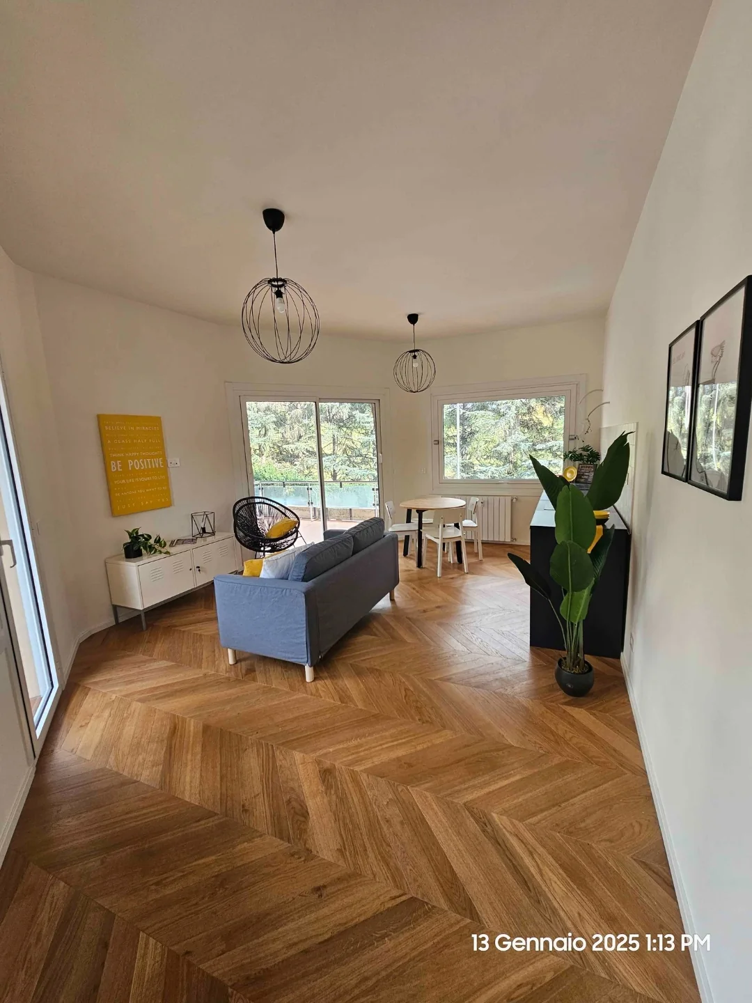 Soggiorno luminoso ristrutturato a Roma con parquet a spina