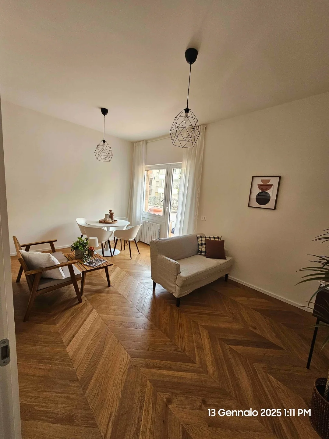 Soggiorno ristrutturato a Roma con parquet e arredi chiari
